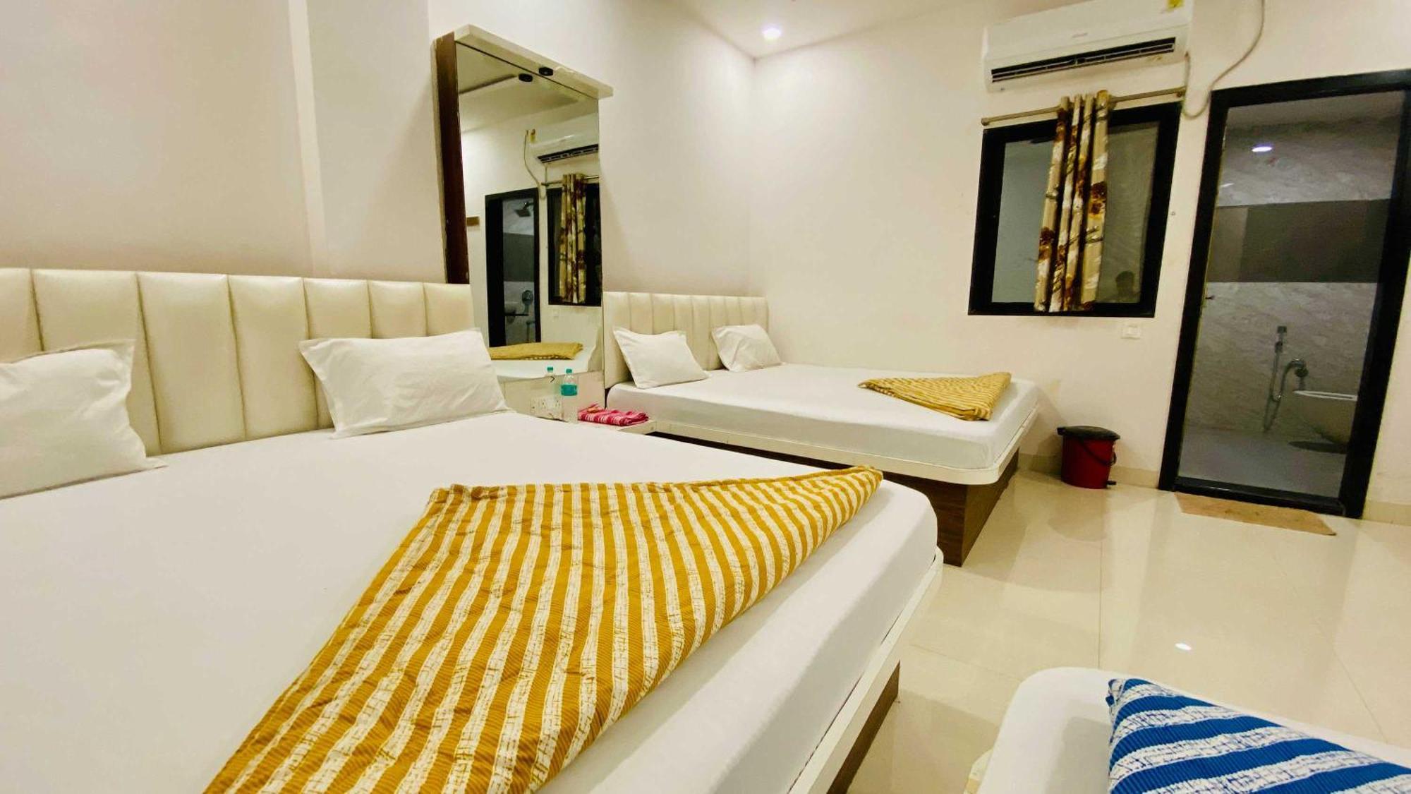 Hotel Gayatri Palace Godarpura Exterior photo
